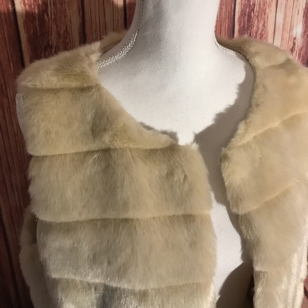 New York and Company faux fur beige vest medium - Picture 5 of 8